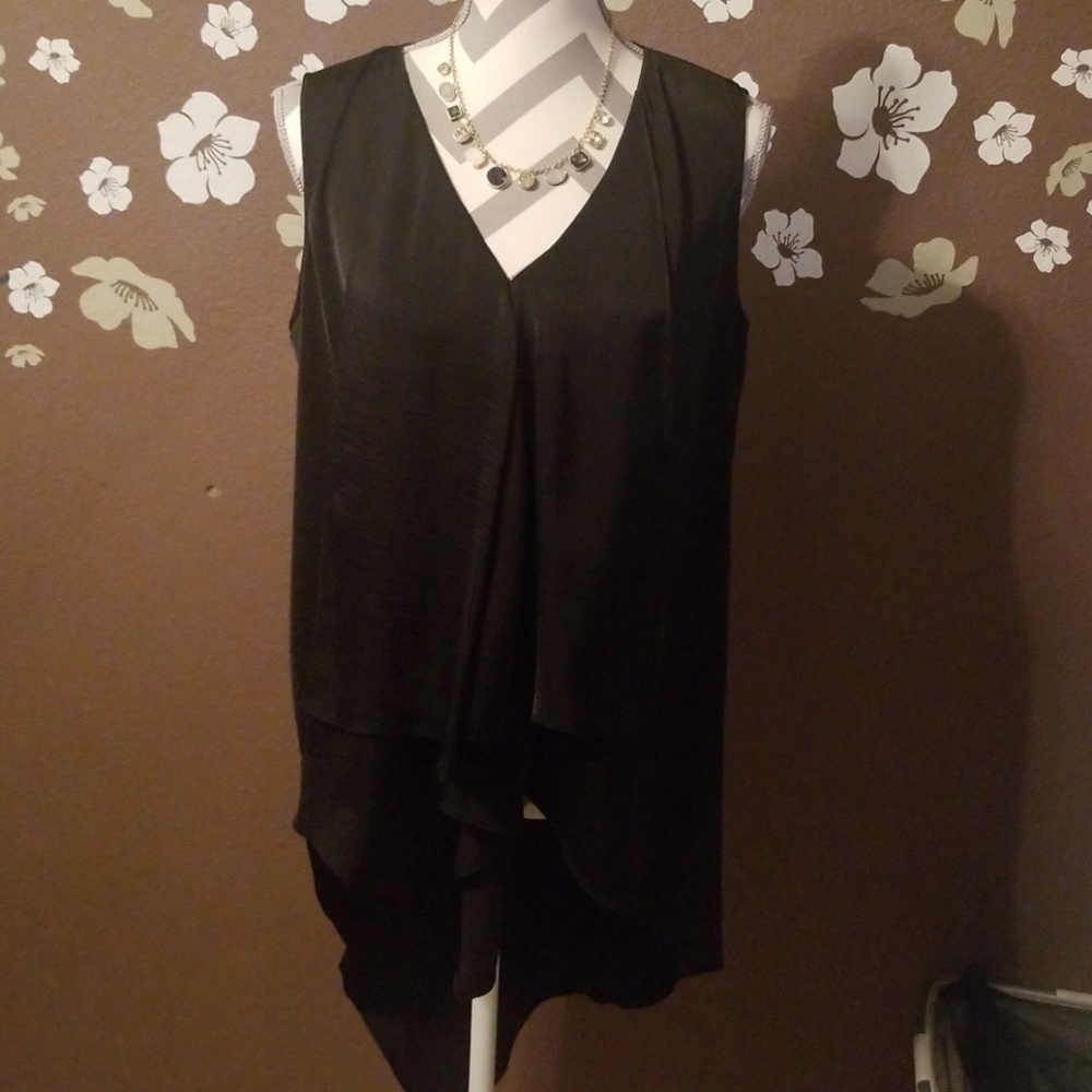Dramatic hi/lo sleeveless top.